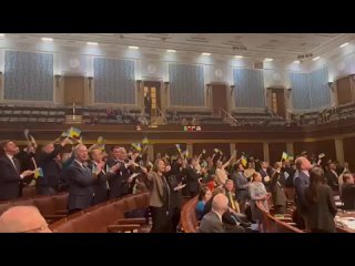 “Se verá estúpido cuando Ucrania colapse“: Criticas a celebración con banderitas ucranianas en el Congreso de