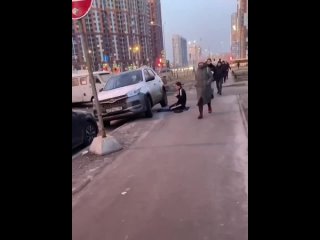 В Баку-на-Неве (Санкт-Петербурге) мигрант на пешеходной дорожке расстелил ковёр и начал делать намаз.