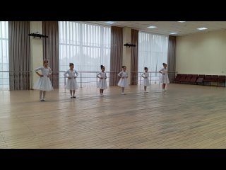 Фрагмент открытого урока 2го класса воспитанниц хореографического отделения Новохопëрской Детской школы искусств.