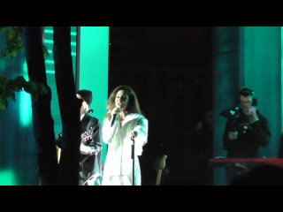 Фрагмент видео: Певица на сцене