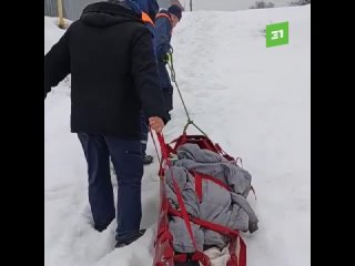 В Златоусте спасатели на носилках несли пенсионерку до машины скорой помощи