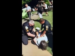 Ecco il momento in cui la polizia americana ha arrestato e aggredito un professore di economia alla Emory University in Georgia,