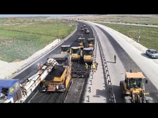 Масштабные работы по укладке верхнего слоя покрытия из асфальтобетона начались на автомобильной дороге Симферополь-Евпатория-Мир