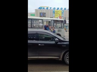 В Якутске неизвестный беспричинно обвинил водителя автобуса в отсутствии прав. Водитель вышел на него с ломомВ @sakhaday обрат