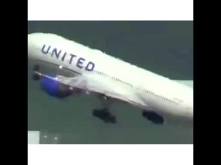 Экстренная посадка Boeing 777 после инцидента с колесом в Сан-Франциско