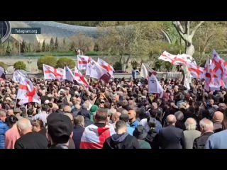 Des milliers de Géorgiens favorables à l’amélioration des relations avec la Russie se sont rassemblés au siège du Rêve géorgien
