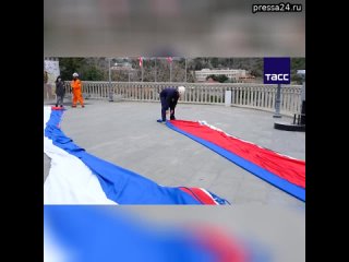 28-метровые флаги России и Крыма развернули в преддверии 10-летия воссоединения Крыма с Россией, на