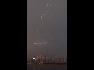 Во время грозы молния попала в самую высокую башню в мире Бурдж-Халифа в Дубае