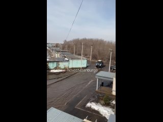 В Оренбурге коммунальщики пытаются убрать огромную лужу трактором