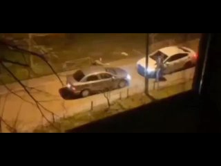 Если и конфликтовать на дороге, то только так😆   Два водителя решали, кто сдаст назад и уступит дорогу. Игра «Камень,... (видео)