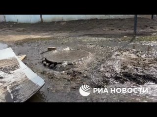 Видео корреспондента РИА Новости из затопленного Оренбурга. Вода продолжает прибывать, многие улицы превратились в самые настоящ