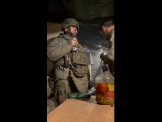 ️Los soldados ucranianos🇺🇦 hace unos días atrás en los sótanos de la coquería de Avdeevka filman la llegada de las bombas aéreas
