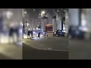 Автомобиль врезался в ворота Букингемского дворца в Лондоне. Об этом сообщает Daily Express, ссылаясь на данные местной полиции