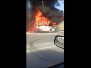 На разъезде Иня в Новосибирске на дороге загорелась маршрутка