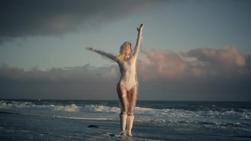 iamamiwhoami; fountain