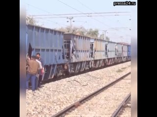 Товарный поезд промчал 70 км без машиниста в Индии  В минувшее воскресенье грузовой поезд из 53 ваг