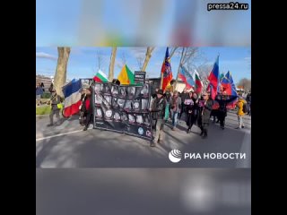 В Париже прошла акция памяти детей, ставших жертвами атак ВСУ в Донбассе, сообщает РИА Новости.   Лю