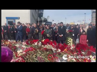 🇷🇺 Послы иностранных государств и представители дипмиссий возложили цветы и венки в память о жертвах теракта к мемориалу возле
