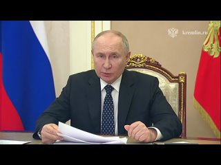 Владимир Путин проводит совещание с членами Правительства в режиме видеоконференции