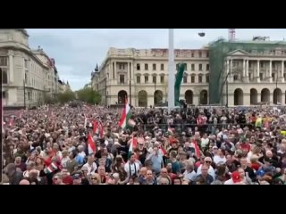 Десятки тысяч человек протестуют против власти Виктора Орбана в Венгрии с требованием его отставки. По некоторым сообщениям, в р