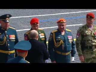 Два офицера не отдали честь Путину на параде.