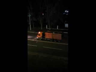 Началась отсыпка улицы Крупской. Туда направляется много грузовиков с песком. На месте работают все спецслужбы города. (видео)