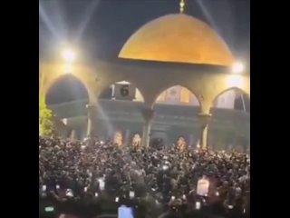 Тысячи палестинцев празднуют у мечети Аль-Акса, узнав о ракетной атаке Ирана 

К ожидавшим возмездия гражданам Бейрута присоедин