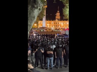 К зданию парламента в Тбилиси стянуты силовики и водомёты, местами вспыхивают столкновения, не носящие жёсткого характера