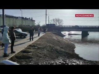 Вода вплотную подступила к многоквартирным домам в Оренбурге