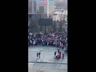 В Орске люди собрались на главной площади города, они жалуются на местные власти и на размер выплат после потопа