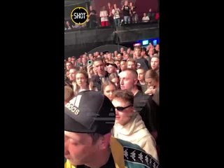 Пьяный парень забрался на сцену во время концерта Гуфа в Екатеринбурге, чтобы пожать руку артисту, а потом решил прыгнуть в толп