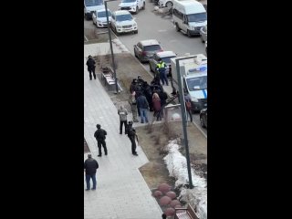 В Путилково, где проживал один из террористов, развернулись следственные действия: во дворе большое количество силовиков, террит