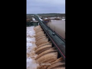 Видео: огромный перелив воды на реке Ишим на плотине в Казахстане продолжается