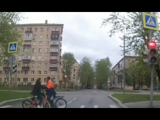Самая глупая авария дня: два велосипедиста и пешеходный переход.