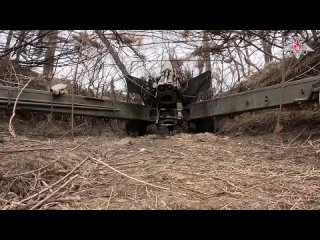 Артиллеристы во взаимодействии с операторами FPV-дронов уничтожают опорные пункты ВСУ на Донецком направлении