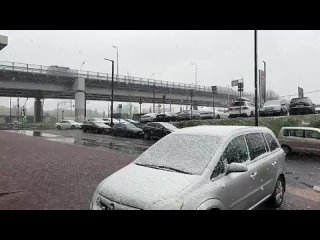 В Москве выпал снег. Воздух в столице сегодня максимально прогреется лишь до +6 градусов, в течение дня синоптики обещают дожди