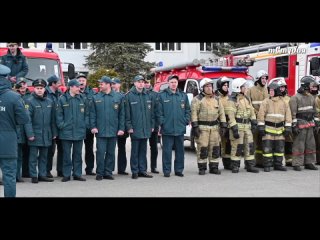 Сотрудники пожарнои охраны принимают поздравления с профессиональным праздником