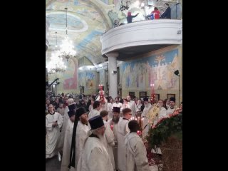 Сотни верующих пришли в Свято-Троицкий собор