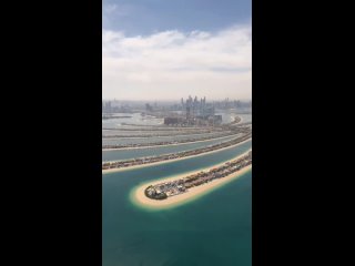 Шейх Мохаммед любуется видами Дубая во время вертолётной прогулки

Правитель Дубая часто сам пилотирует вертолёты, но в этот раз