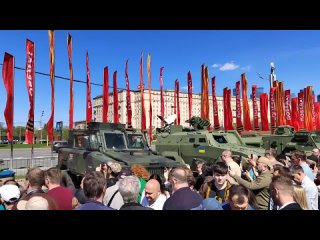 Россияне на выставке НАТОвской техники говорят про 9 Мая, наших бойцов, и западных лидеров.@sfilinom