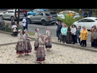 На площади Зимнего театра в Сочи состоялся праздничный концерт ансамбля казачьей песни Любо