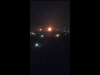 Минувшей ночью украинские БПЛА атаковали нефтеперерабатывающий завод в Рязани. Местные жители слышали несколько взрывов, а пото