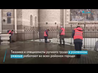 Последствия весеннего снегопада в усиленном режиме устраняют коммунальные службы Петербурга. Только на Петроградской стороне в б