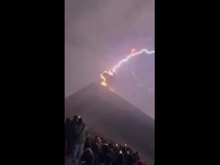 В Гватемале молния ударила в вулкан прямо во время изверженияЛюди собрались посмотреть на извержение вулкана, но прямо во врем