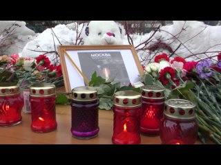 Жители Ижевска несут цветы в память о погибших во время теракта в «Крокус Сити Холле»