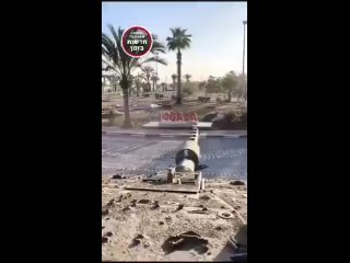 Blindados israeles aplastan una seal de bienvenida en el paso fronterizo de Rafah, entre Egipto y el sur de Gaza, al iniciar