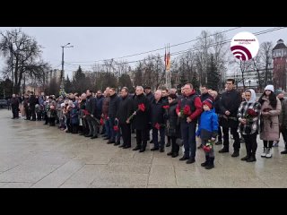 В 12 часов на Площади Победы прозвучал метроном. Неравнодушные люди пришлите стихийному мемориалу, чтобы почтить память погибших