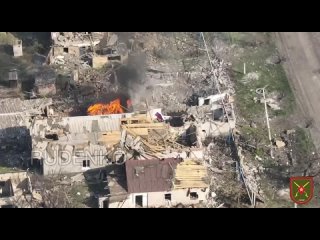 ️Los soldados rusos izaron la bandera rusa en el pueblo de Pervomayskoe