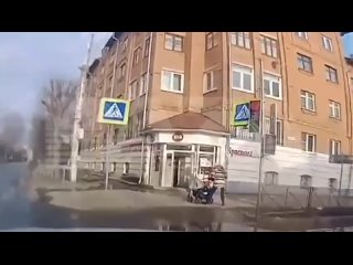 В Костроме водитель снёс женщину с ребёнком в коляске, уходя от столкновения на перекрёстке56-летний водитель Хавейла ехал п