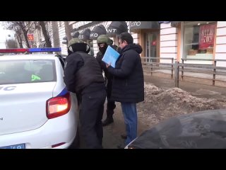 В центре Твери сотрудники ФСБ задержали иностранца за торговлю людьми (720p) (via Skyload)